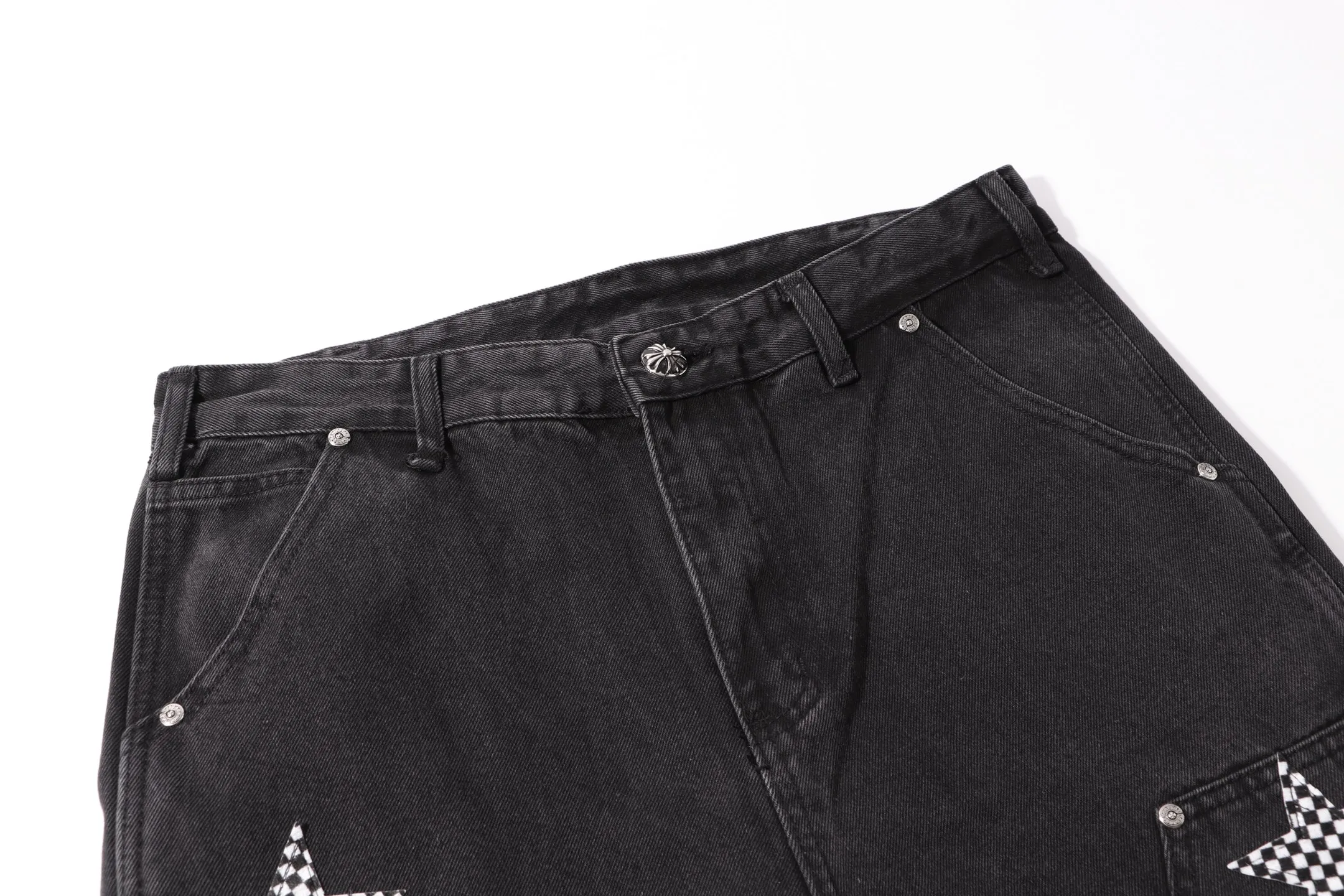 P260 Style number: H44 Croxin & 𝐂𝐡𝐫𝐨𝐦𝐞 𝐇𝐞𝐚𝐫𝐭 ss25 black mosaic star pattern leather denim workwear logging pants. Styles with different washed textures are very friendly to people with thin legs. The slightly flared version perfectly modifies the leg shape. The timeless and moderate length makes it easy to match and match. It is the basis for various styles and is a must-have in your wardrobe! The fabric is stiff but also makes the upper body soft without losing texture. The washing process is even more perfect. It is a must-have item for everyone! ! ! Washed wheat, hang tag, pants label, three labels complete Color: black Size: 30-32-34-36